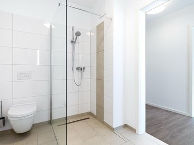 Badezimmer "1" mit Dusche und Zugang zum Flur