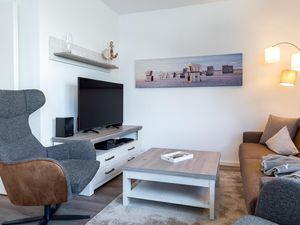Wohn-/Essbereich mit Doppelschlafcouch, Couchtisch, Sessel und TV