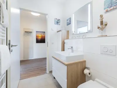 Badezimmer mit Waschtisch und Spiegel