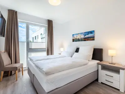 Schlafzimmer "1" mit Boxspringbett und TV