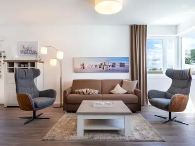 Wohn-/Essbereich mit Doppelschlafcouch, Couchtisch und Sessel