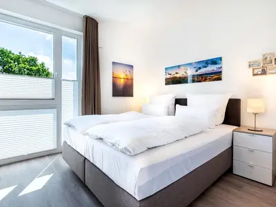 Schlafzimmer mit Boxspringbett (1,80 x 2,00 m) und Fenster