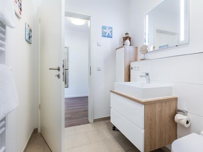 Badezimmer mit Waschtisch und Spiegel