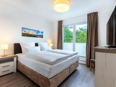 Schlafzimmer "1" mit Boxspringbett (1,80 x 2,00 m) und TV