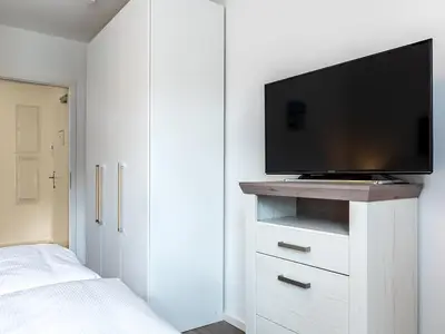 Schlafzimmer "2" mit Boxspringbett und TV