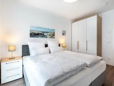 Schlafzimmer "2" mit Boxspringbett und Kleiderschrank