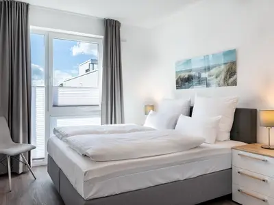 Schlafzimmer "2" mit Boxspringbett (1,80 x 2,00 m), TV und Stuhl