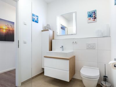 Badezimmer "1" mit Wschtisch, Spiegel und WC