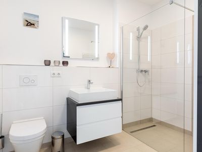 Badezimmer "2" mit Dusche, Waschtisch, Spiegel und WC