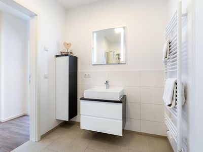 Badezimmer "1" mit Waschtisch und Spiegel