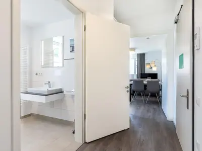 Flur mit Blick zum Badezimmer und Wohn-/Essbereich