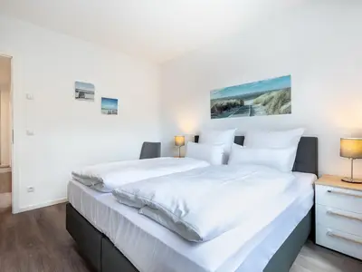 Schlafzimmer "2" mit Boxspringbett (1,80x2,00m)
