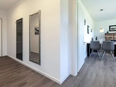 Flur mit Spiegel und Garderobe