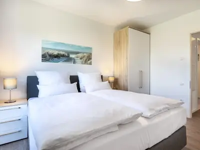 Schlafzimmer mit Boxspringbett und Kleiderschrank