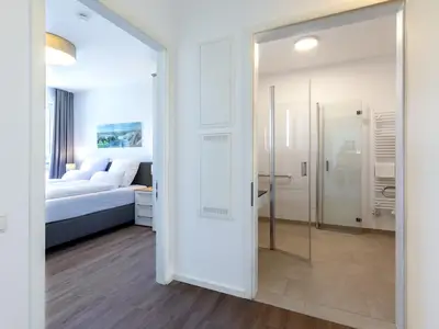 Flur mit Blick zum Bade- und Schlafzimmer