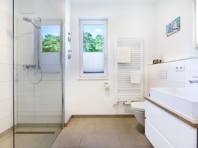 Badezimmer mit Dusche und Waschtisch