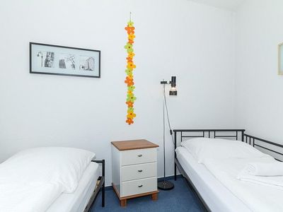 Schlafzimmer mit zwei Einzelbetten