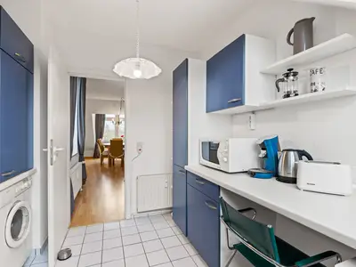 Küche mit Backofen und Geschirrspüler