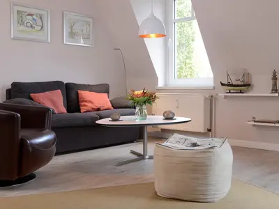 Wohn-Schlafbereich mit Sitzgelegenheit