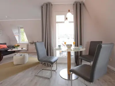 Wohn-Schlafbereich mit Zugang zum Balkon