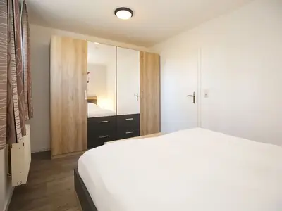 Kleiderschrank im Schlafzimmer