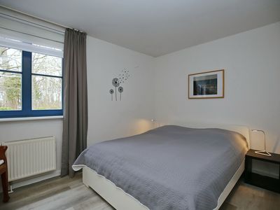 Schlafzimmer mit Doppelbett