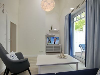 Wohnzimmer mit TV und Sessel