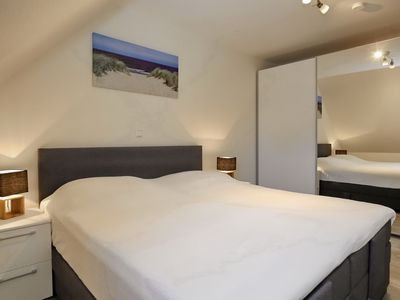 1. Schlafzimmer mit Kleiderschrank