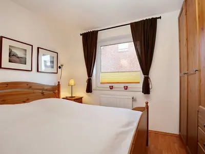 Kleiderschrank im ersten Schlafzimmer