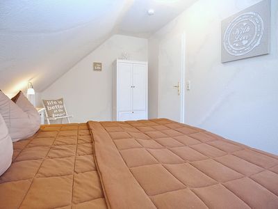 zweites Schlafzimmer mit Doppelbett und Kleiderschrank