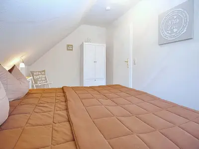 zweites Schlafzimmer mit Doppelbett und Kleiderschrank