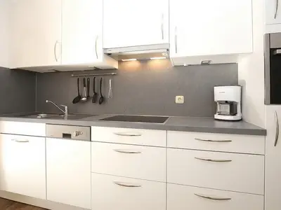 Küchenzeile mit Backofen und Spülmaschine