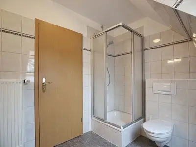 Badezimmer mit Duschkabine