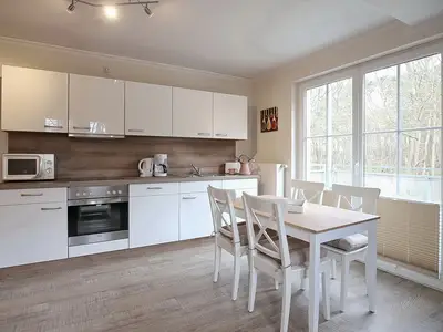 Wohnzimmer mit Küchenzeile und Essbereich