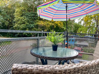 Balkon mit Sonnenschirm