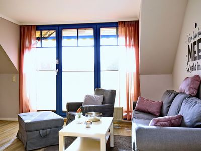 Sofa, Sessel und Hocker im Wohnzimmer