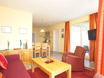 Wohnbereich mit Blick zum Balkon