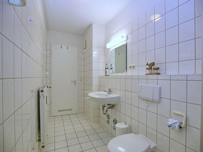Badezimmer mit WC und Waschbecken