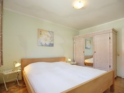 Schlafzimmer mit Doppelbett und Kleiderschrank