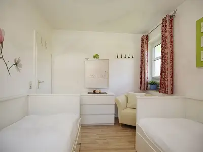 Schlafzimmer mit Kommode
