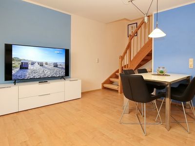 Essbereich und TV im Wohnzimmer