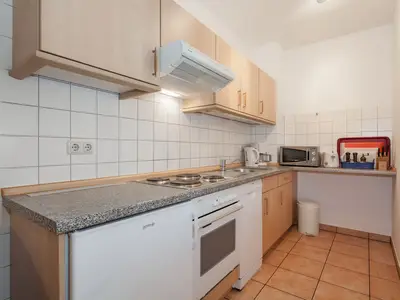 Küchenzeile mit Backofen und Spülmaschine