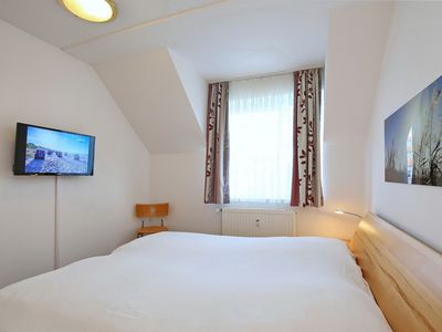 1. Schlafzimmer mit Doppelbett und TV