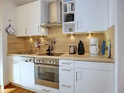 Küchenzeile mit Backofen und Spülmaschine