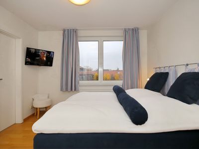 Schlafzimmer mit Blick aufs Fenster