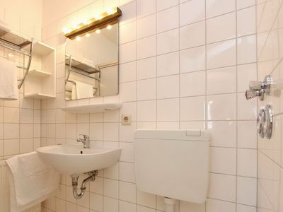 Badezimmer mit WC und Waschbecken