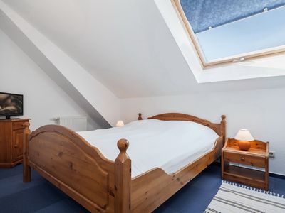 zweites Schlafzimmer mit Doppelbett und TV