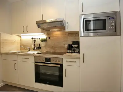 Küchenzeile mit Backofen und Spülmaschine