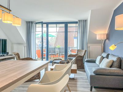 Wohnzimmer mit Essbereich und Sofa