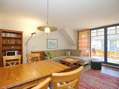Esstisch und Schlafsofa im Wohnzimmer mit Blick auf den Balkon